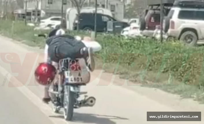 Motosiklet sürücüsünün tehlikeli sürüşü kameraya yansıdı