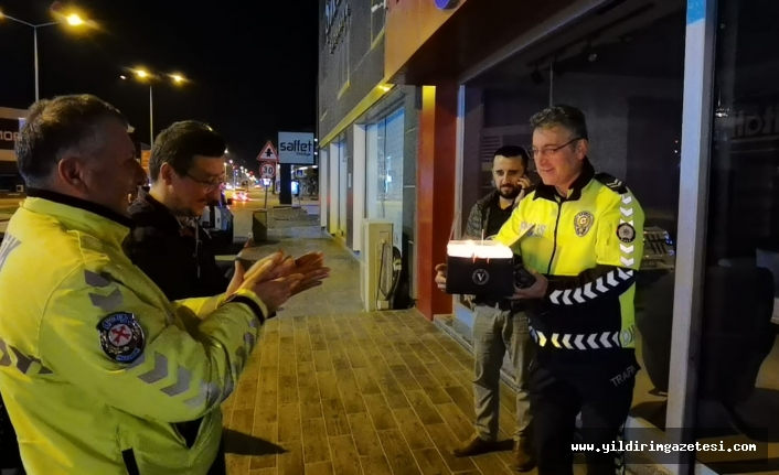 Uygulama yapan polis ekiplerine vatandaştan pastalı sürpriz