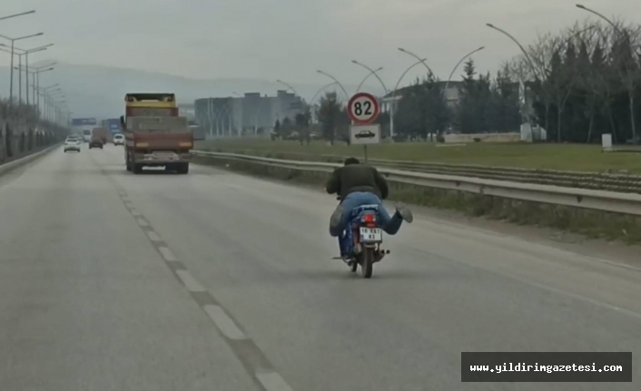 İnegöl'de motosikleti yüzüstü yatarak kullandı